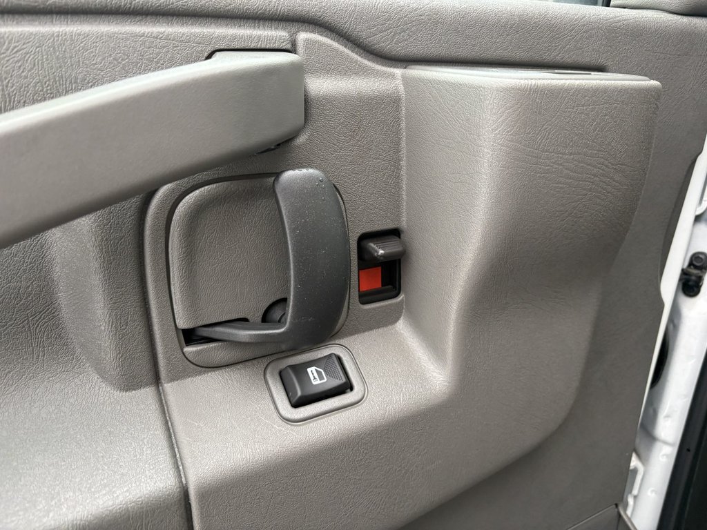 2024 GMC Savana Commercial Cutaway 4500, CUBE 16 PIEDS, V8 6.6L ESSENCE, DOULE ROUES! in Victoriaville, Quebec - 18 - w1024h768px