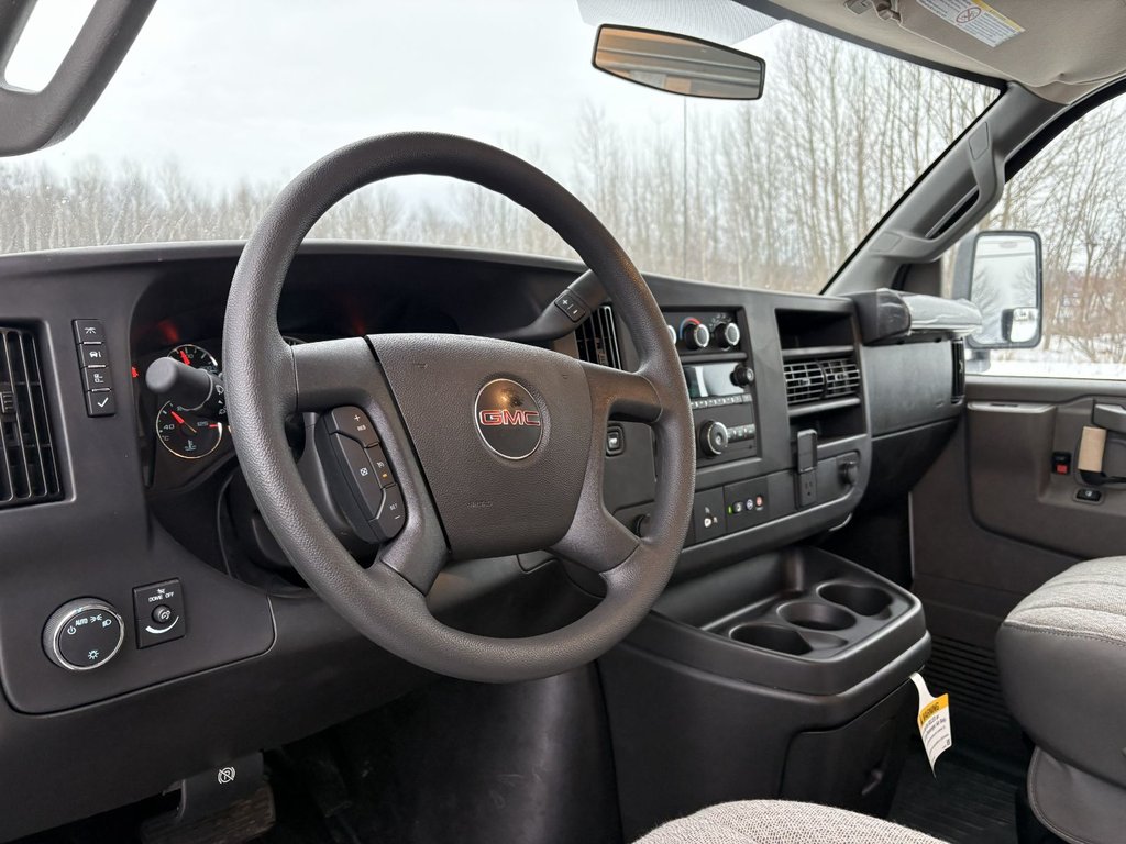 2024 GMC Savana Commercial Cutaway 4500, CUBE 16 PIEDS, V8 6.6L ESSENCE, DOULE ROUES! in Victoriaville, Quebec - 17 - w1024h768px