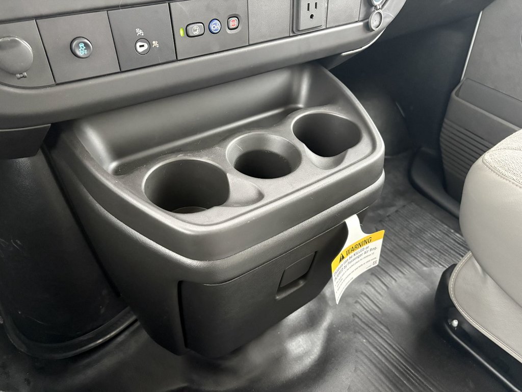 2024 GMC Savana Commercial Cutaway 4500, CUBE 16 PIEDS, V8 6.6L ESSENCE, DOULE ROUES! in Victoriaville, Quebec - 24 - w1024h768px