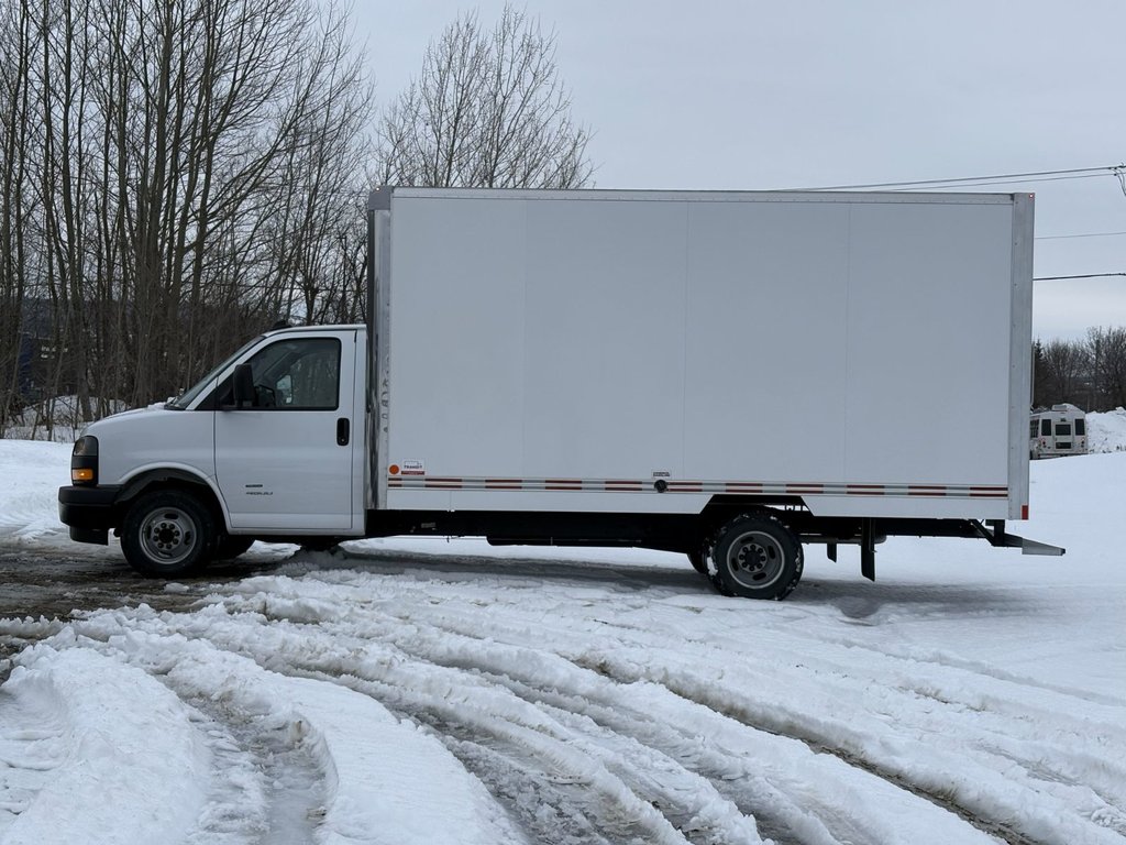 2024 GMC Savana Commercial Cutaway 4500, CUBE 16 PIEDS, V8 6.6L ESSENCE, DOULE ROUES! in Victoriaville, Quebec - 3 - w1024h768px