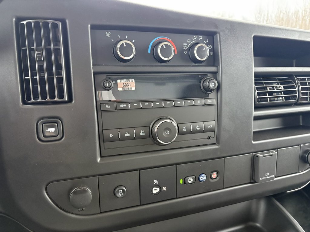 2024 GMC Savana Commercial Cutaway 4500, CUBE 16 PIEDS, V8 6.6L ESSENCE, DOULE ROUES! in Victoriaville, Quebec - 22 - w1024h768px