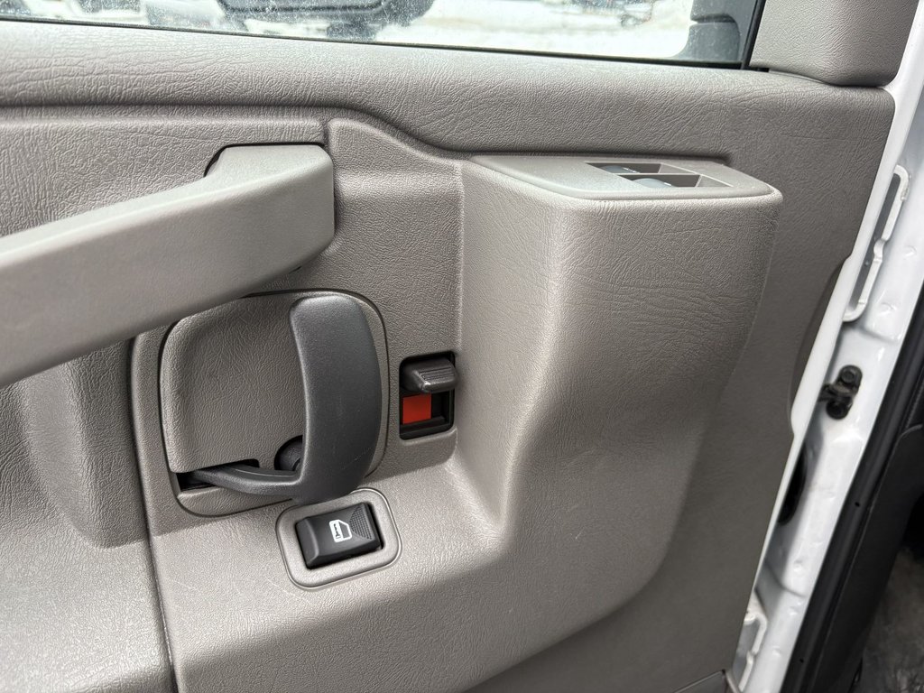 2024 GMC Savana Commercial Cutaway 4500, CUBE 16 PIEDS, V8 6.6L ESSENCE, DOULE ROUES! in Victoriaville, Quebec - 18 - w1024h768px