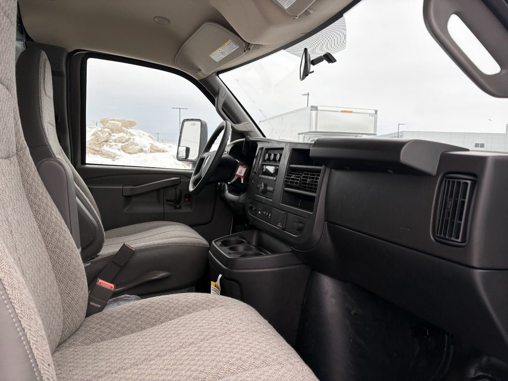 2024 GMC Savana Commercial Cutaway 4500, CUBE 16 PIEDS, V8 6.6L ESSENCE, DOULE ROUES! in Victoriaville, Quebec - 16 - w1024h768px