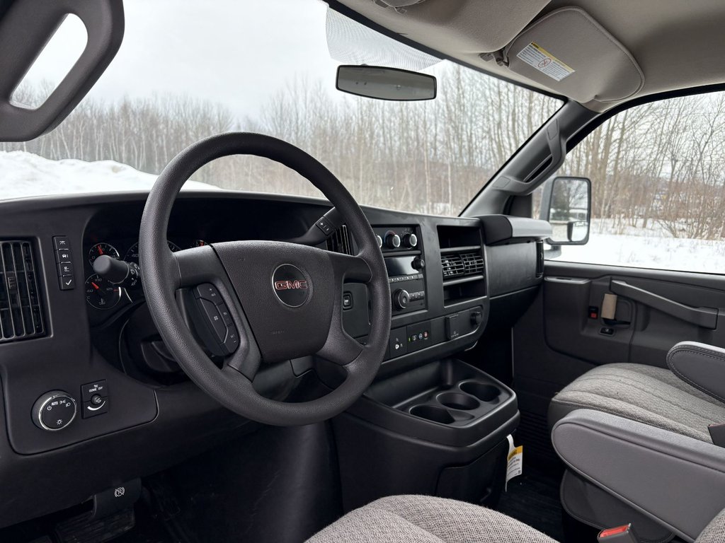 2024 GMC Savana Commercial Cutaway 4500, CUBE 16 PIEDS, V8 6.6L ESSENCE, DOULE ROUES! in Victoriaville, Quebec - 17 - w1024h768px