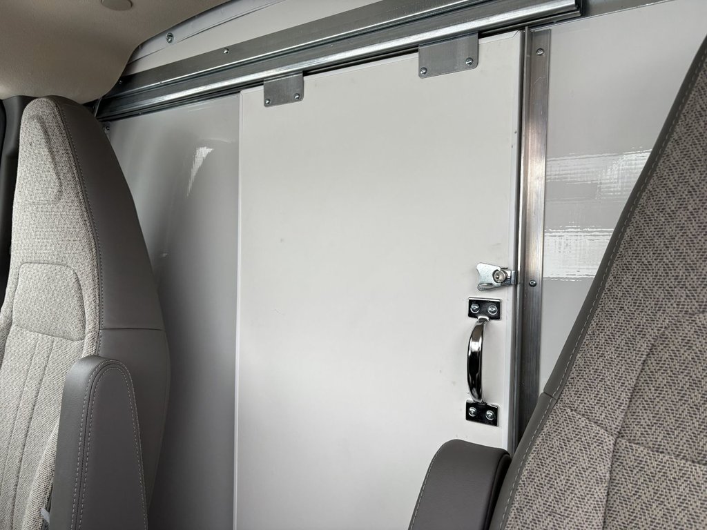 2024 GMC Savana Commercial Cutaway 4500, CUBE 16 PIEDS, V8 6.6L ESSENCE, DOULE ROUES! in Victoriaville, Quebec - 24 - w1024h768px