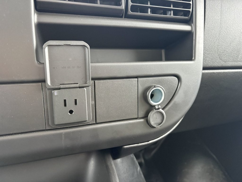 2024 GMC Savana Commercial Cutaway 4500, CUBE 16 PIEDS, V8 6.6L ESSENCE, DOULE ROUES! in Victoriaville, Quebec - 23 - w1024h768px