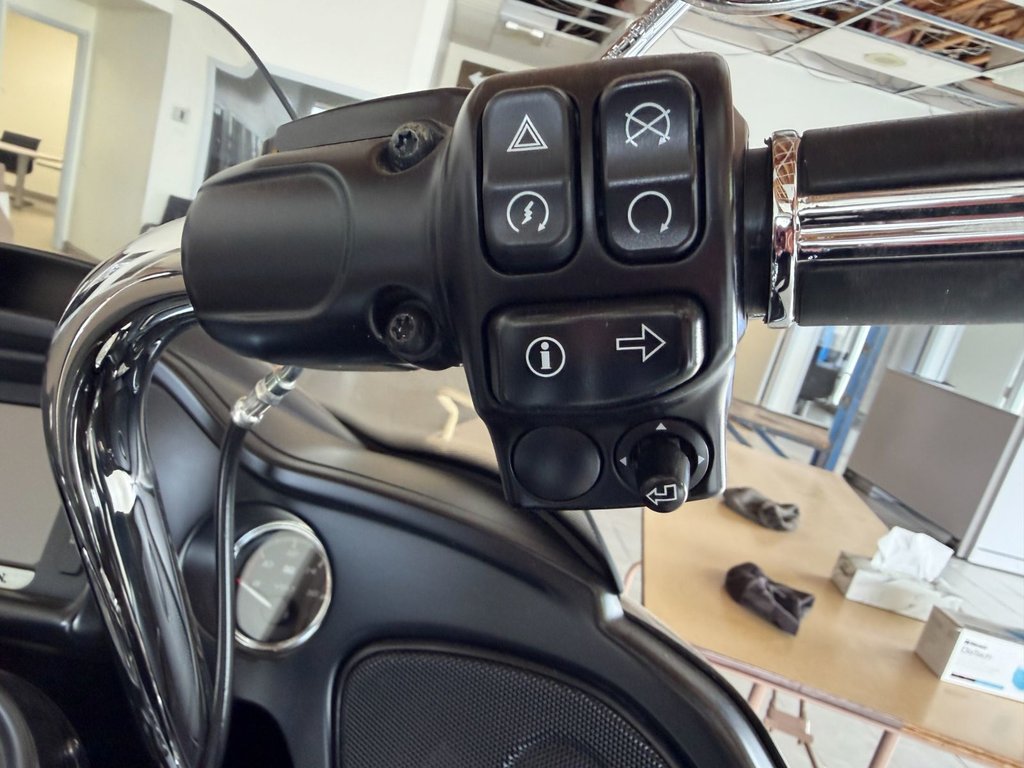 2017 Harley-Davidson FLTRU ROAD GLIDE ULTRA MOTO EN SUPERBE CONDITION, NOUVEL ARRIVAGE !!! in Plessisville, Quebec - 14 - w1024h768px