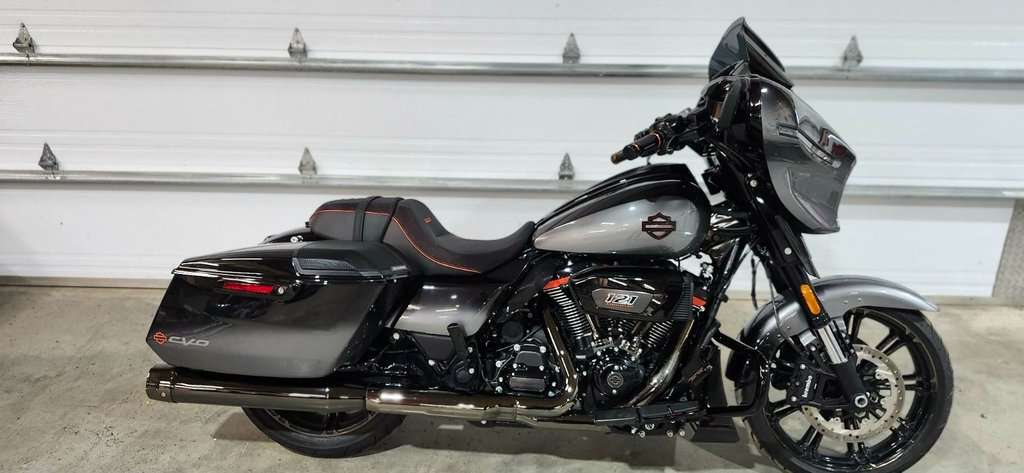 2025 Harley-Davidson Street Glide 121 CVO in Victoriaville, Quebec - 4 - w1024h768px