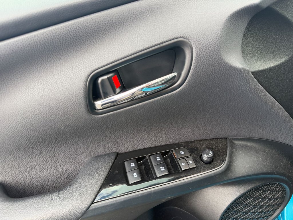 2017 Toyota Prius Prime in Victoriaville, Quebec - 10 - w1024h768px