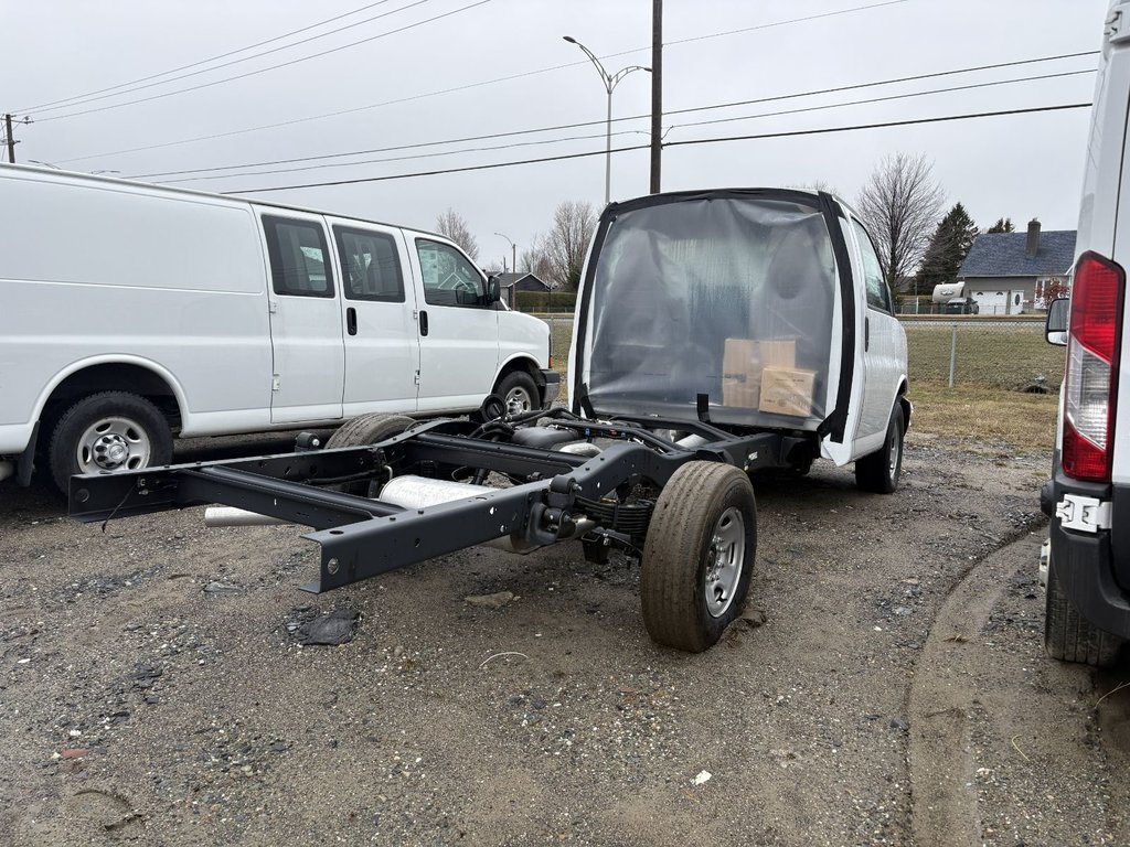 Chevrolet EXPRESS TRONQUEE 3500 139 PO  2025 à Victoriaville, Québec - 2 - w1024h768px