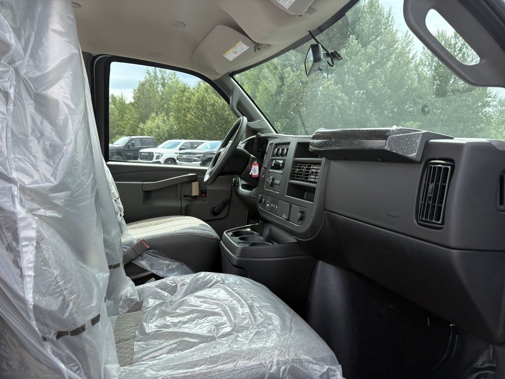 Chevrolet Express Cutaway 3500  2025 à Victoriaville, Québec - 10 - w1024h768px
