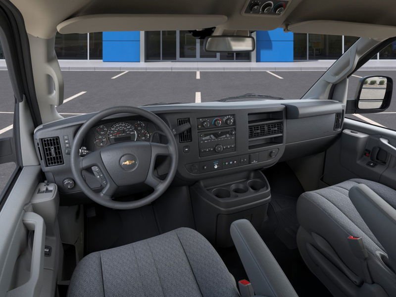 2025 Chevrolet Express Passenger 3500 LT 155'' in Victoriaville, Quebec - 5 - w1024h768px