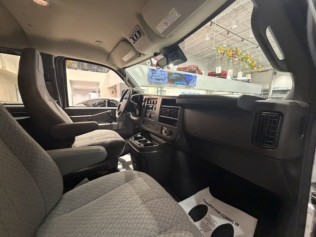 GMC Savana Passenger 3500 LT 155'' 2025 à Victoriaville, Québec - 12 - w1024h768px