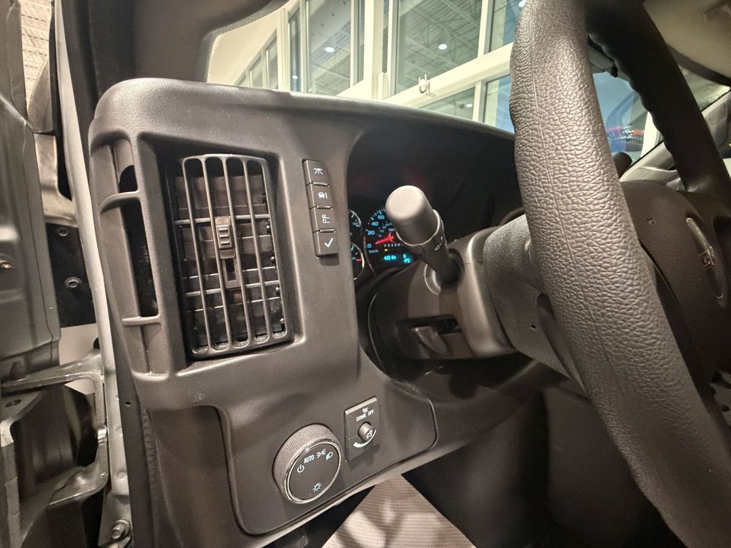 GMC Savana Passenger 3500 LT 155'' 2025 à Victoriaville, Québec - 14 - w1024h768px