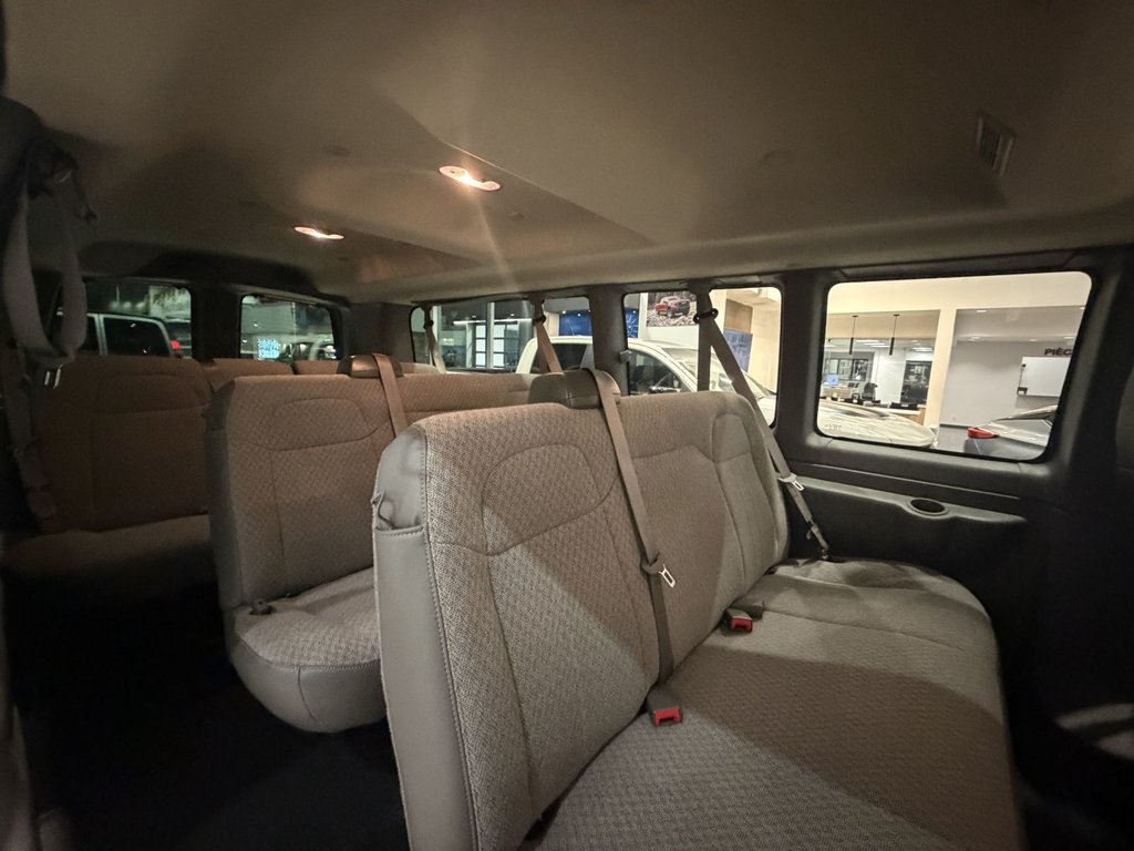 GMC Savana Passenger 3500 LT 155'' 2025 à Victoriaville, Québec - 10 - w1024h768px