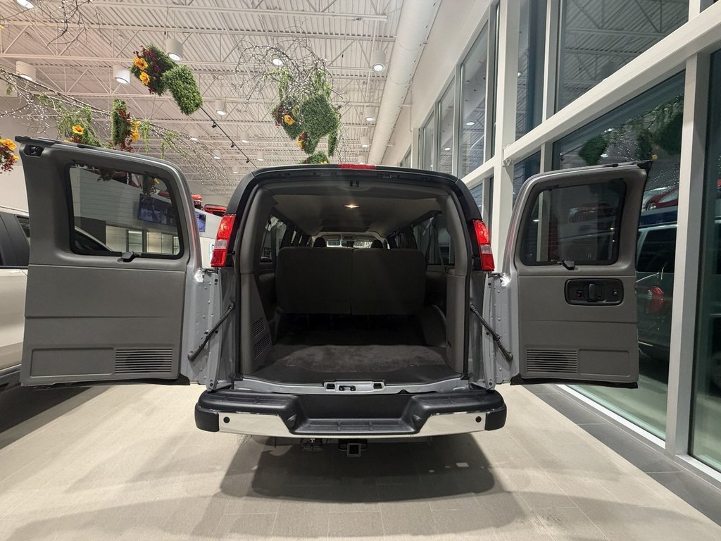 GMC Savana Passenger 3500 LT 155'' 2025 à Victoriaville, Québec - 9 - w1024h768px