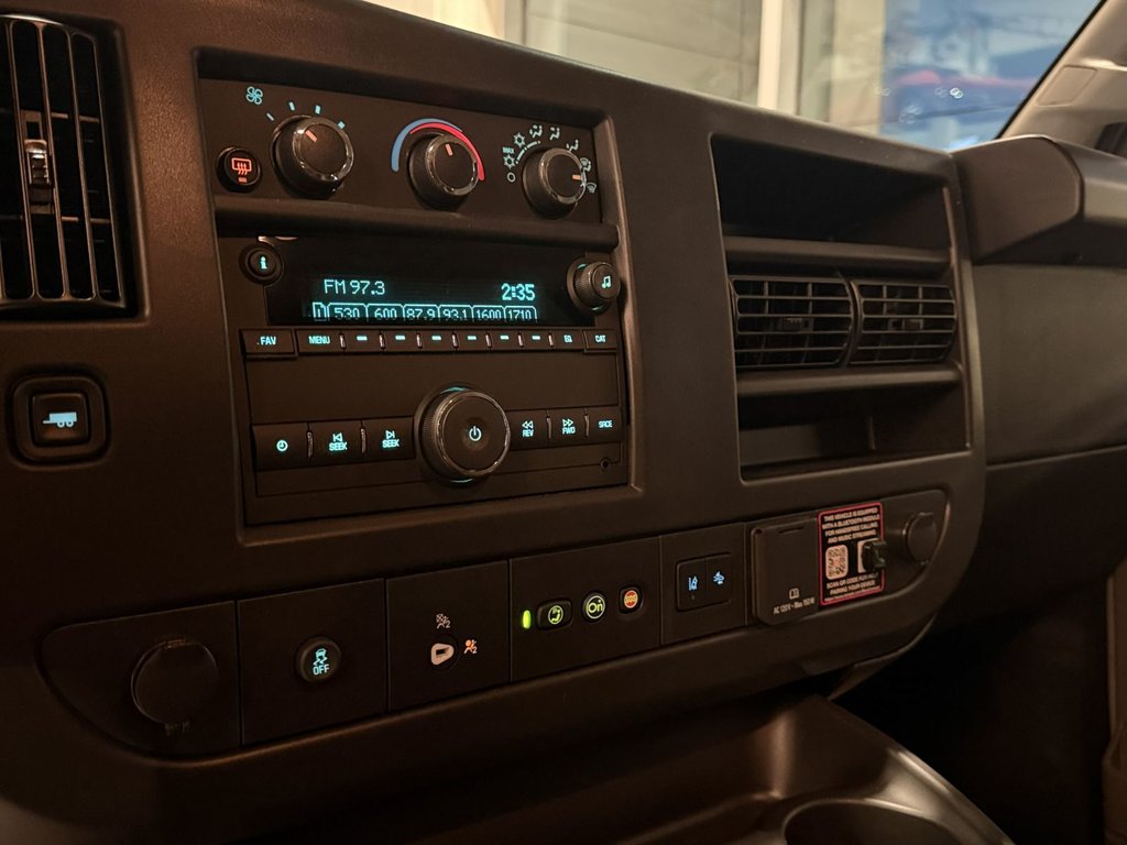 GMC Savana Passenger 3500 LT 155'' 2025 à Victoriaville, Québec - 16 - w1024h768px