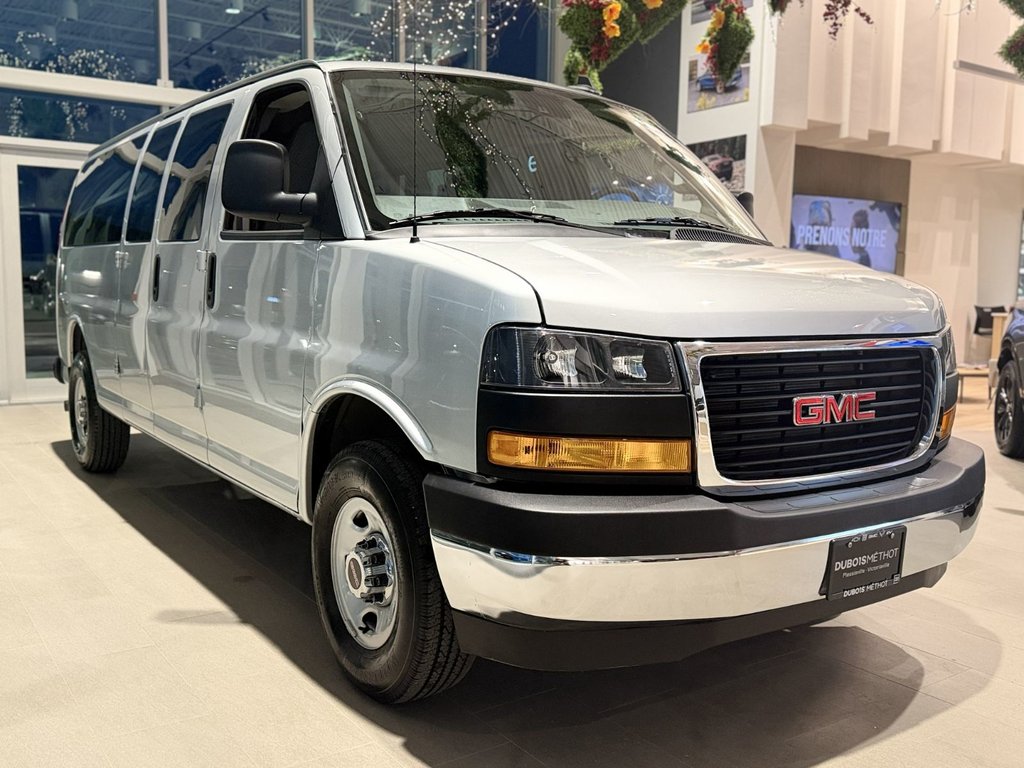 GMC Savana Passenger 3500 LT 155'' 2025 à Victoriaville, Québec - 2 - w1024h768px