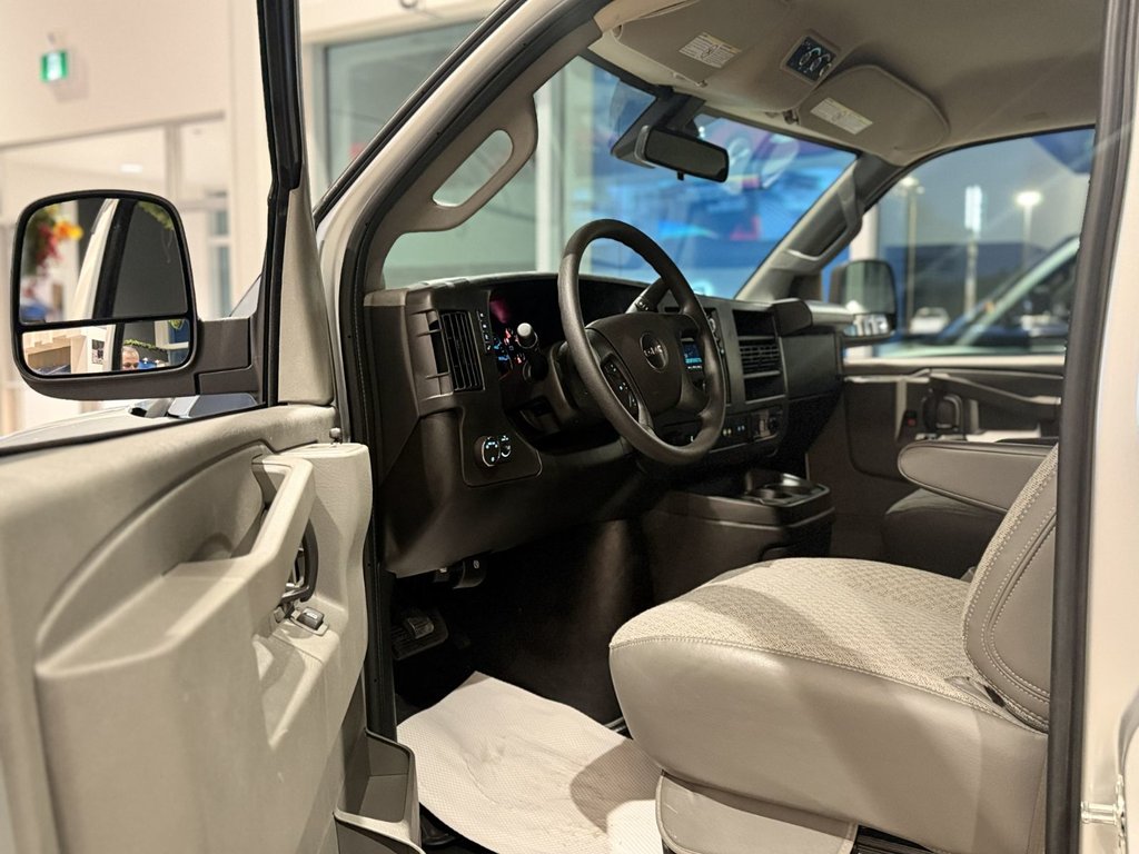 GMC Savana Passenger 3500 LT 155'' 2025 à Victoriaville, Québec - 13 - w1024h768px
