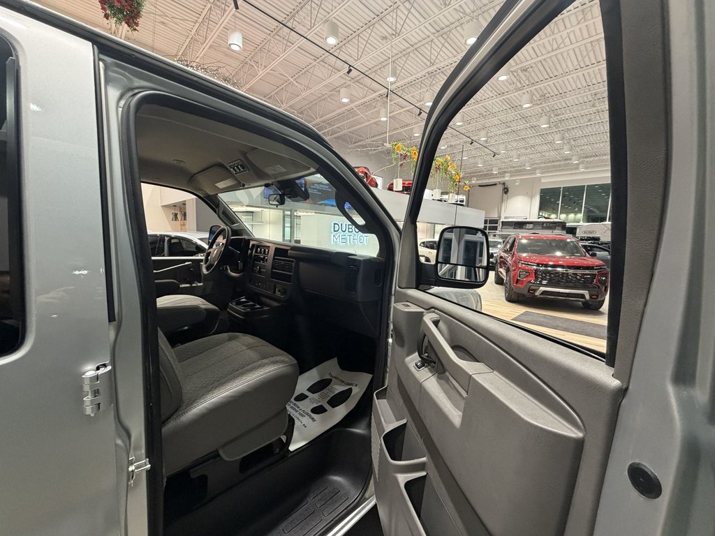 GMC Savana Passenger 3500 LT 155'' 2025 à Victoriaville, Québec - 11 - w1024h768px