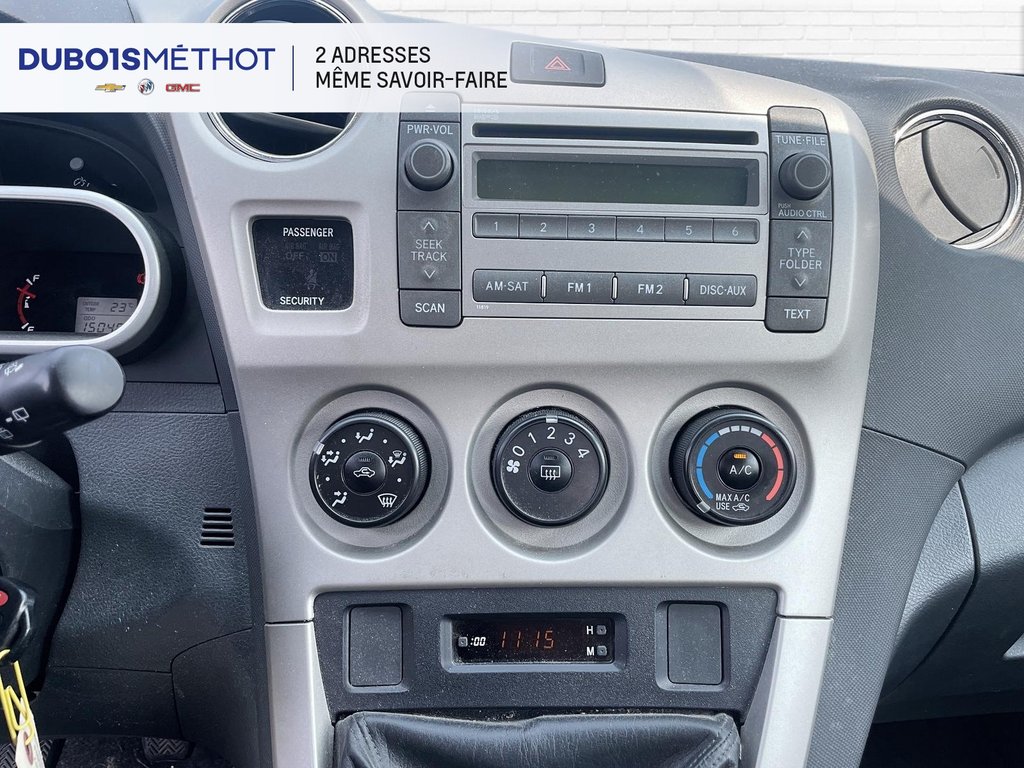 2010 Toyota Matrix XR, AIR CLIMATISEE, MANUEL VITRES ET DOORLOCKS !!! in Victoriaville, Quebec - 12 - w1024h768px