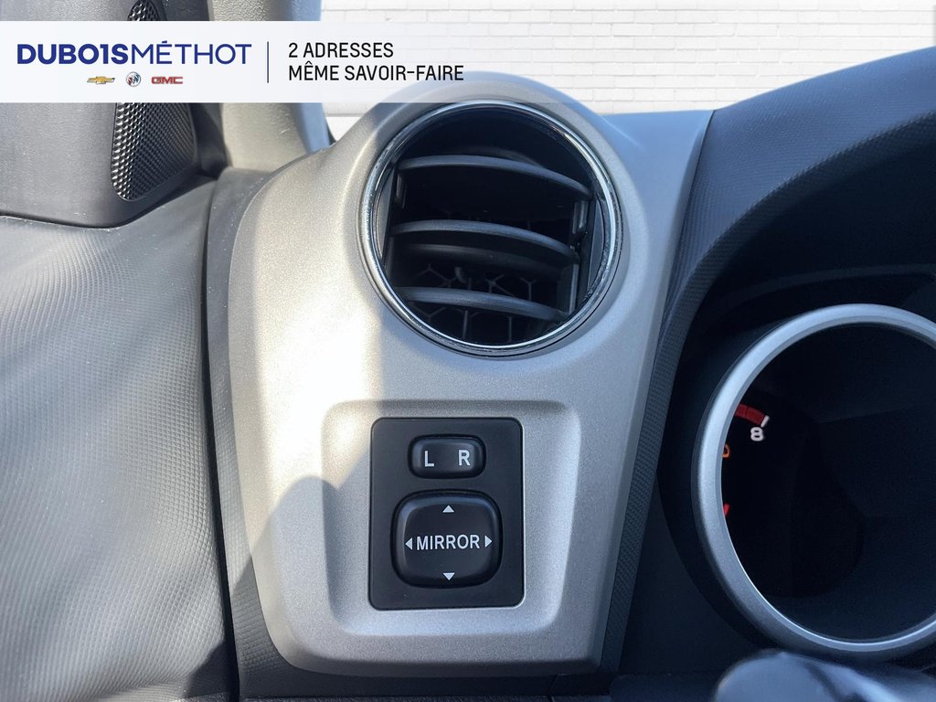 2010 Toyota Matrix XR, AIR CLIMATISEE, MANUEL VITRES ET DOORLOCKS !!! in Victoriaville, Quebec - 18 - w1024h768px