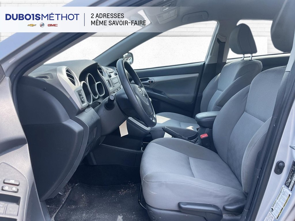 2010 Toyota Matrix XR, AIR CLIMATISEE, MANUEL VITRES ET DOORLOCKS !!! in Victoriaville, Quebec - 7 - w1024h768px