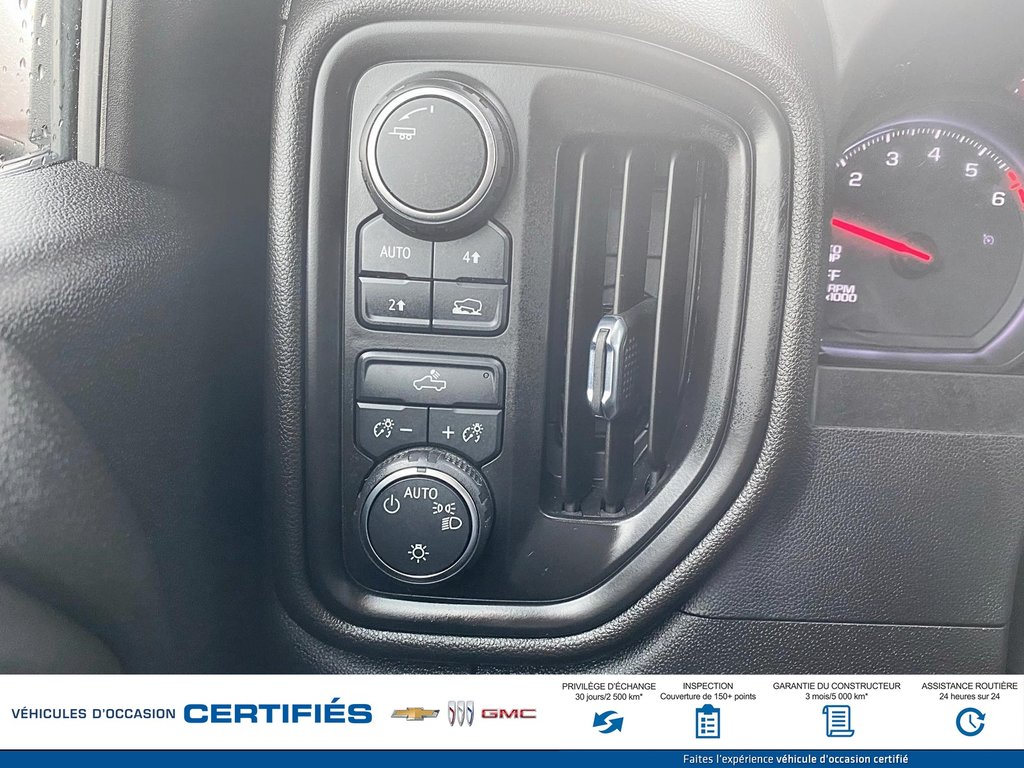 Chevrolet Silverado 1500 4WD crew cab Custom 2022 à Alma, Québec - 18 - w1024h768px