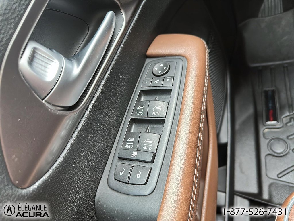 2017 Chrysler Pacifica Limited in Granby, Quebec - 15 - w1024h768px