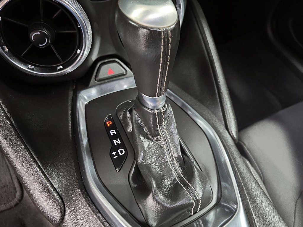 2019 Chevrolet Camaro CAMARO // 1LT // 4 CYLINDRES in Sherbrooke, Quebec - 15 - w1024h768px
