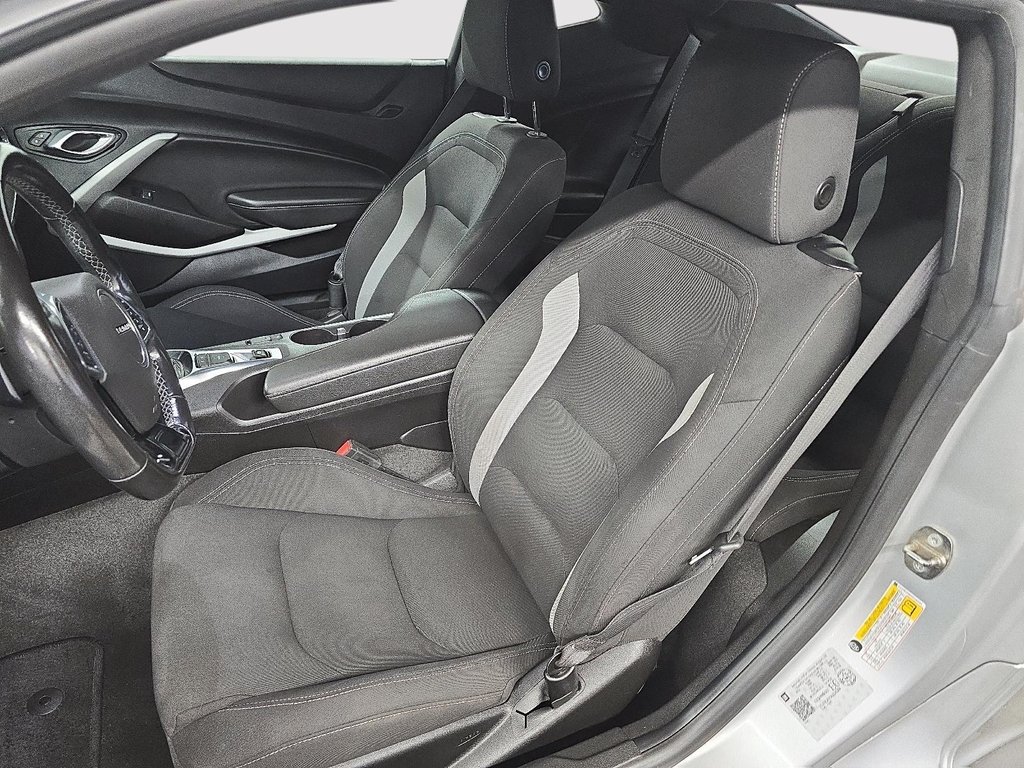 2019 Chevrolet Camaro CAMARO // 1LT // 4 CYLINDRES in Sherbrooke, Quebec - 9 - w1024h768px