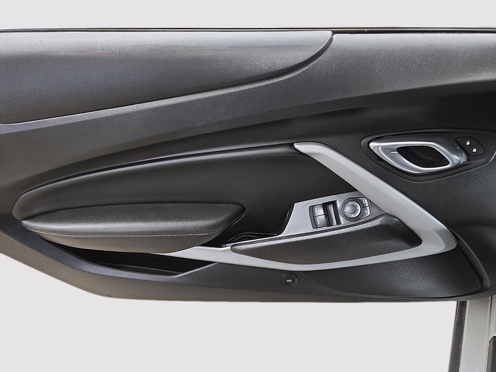 2019 Chevrolet Camaro CAMARO // 1LT // 4 CYLINDRES in Sherbrooke, Quebec - 11 - w1024h768px