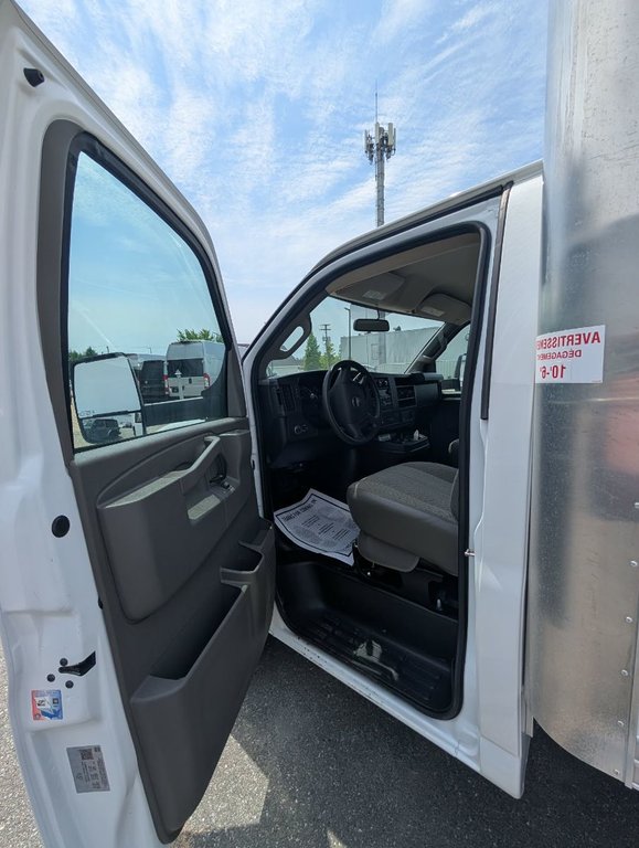 2025 Chevrolet Express Commercial Cutaway CUTAWAY // 159'' // G3500 in Sherbrooke, Quebec - 9 - w1024h768px