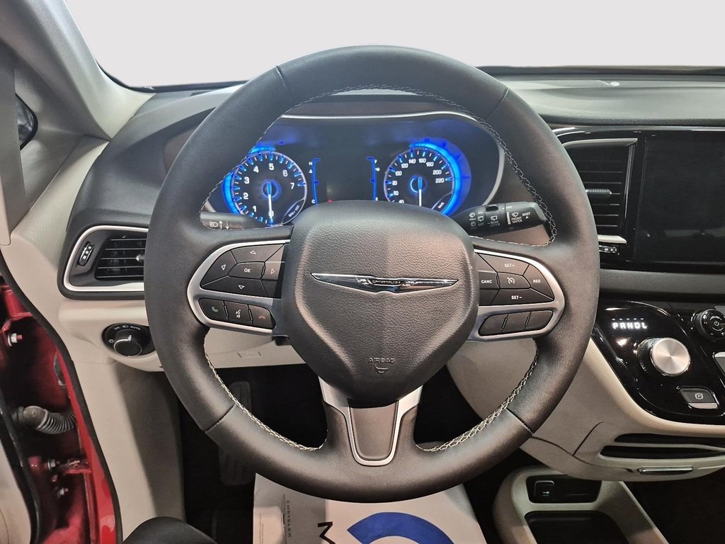 2024 Chrysler Grand Caravan SXT STOW AND GO // ENSEMBLE SÉCURITÉ in Sherbrooke, Quebec - 12 - w1024h768px