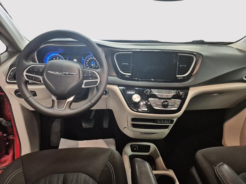 2024 Chrysler Grand Caravan SXT STOW AND GO // ENSEMBLE SÉCURITÉ in Sherbrooke, Quebec - 10 - w1024h768px