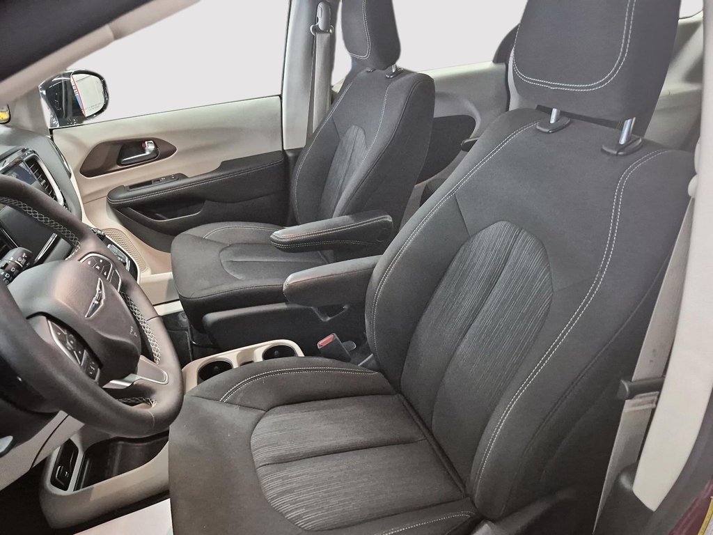 2024 Chrysler Grand Caravan SXT STOW AND GO // ENSEMBLE SÉCURITÉ in Sherbrooke, Quebec - 9 - w1024h768px