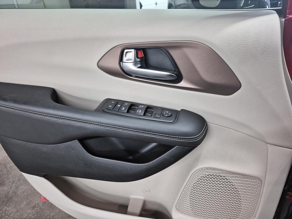 2024 Chrysler Grand Caravan SXT STOW AND GO // ENSEMBLE SÉCURITÉ in Sherbrooke, Quebec - 11 - w1024h768px