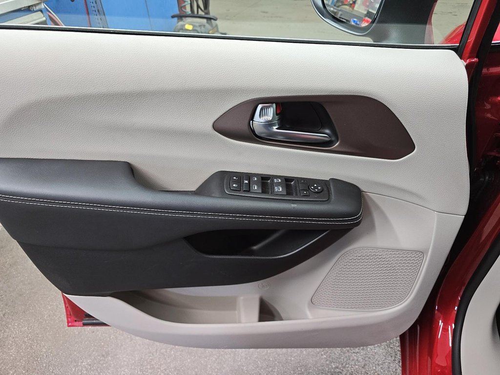 2024 Chrysler Grand Caravan SXT STOW AND GO in Sherbrooke, Quebec - 11 - w1024h768px