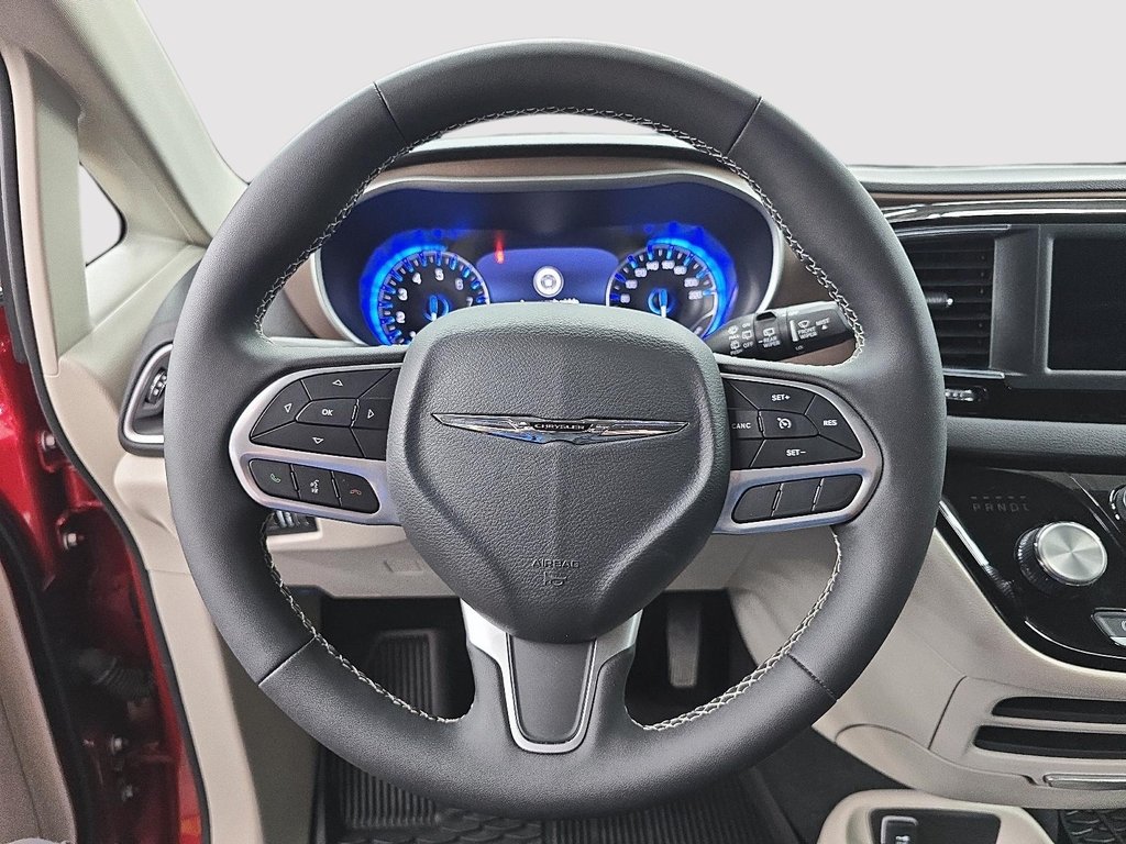 2024 Chrysler Grand Caravan SXT STOW AND GO in Sherbrooke, Quebec - 12 - w1024h768px