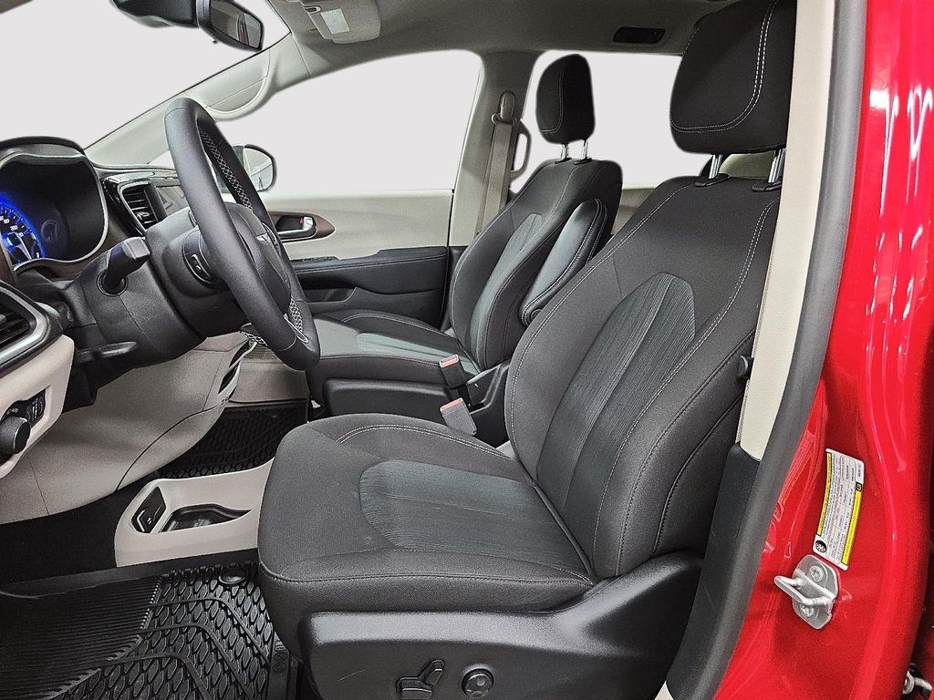 2024 Chrysler Grand Caravan SXT STOW AND GO in Sherbrooke, Quebec - 9 - w1024h768px