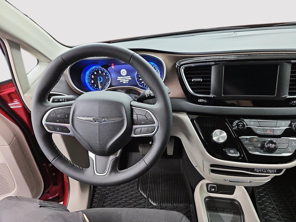 2024 Chrysler Grand Caravan SXT STOW AND GO in Sherbrooke, Quebec - 14 - w1024h768px