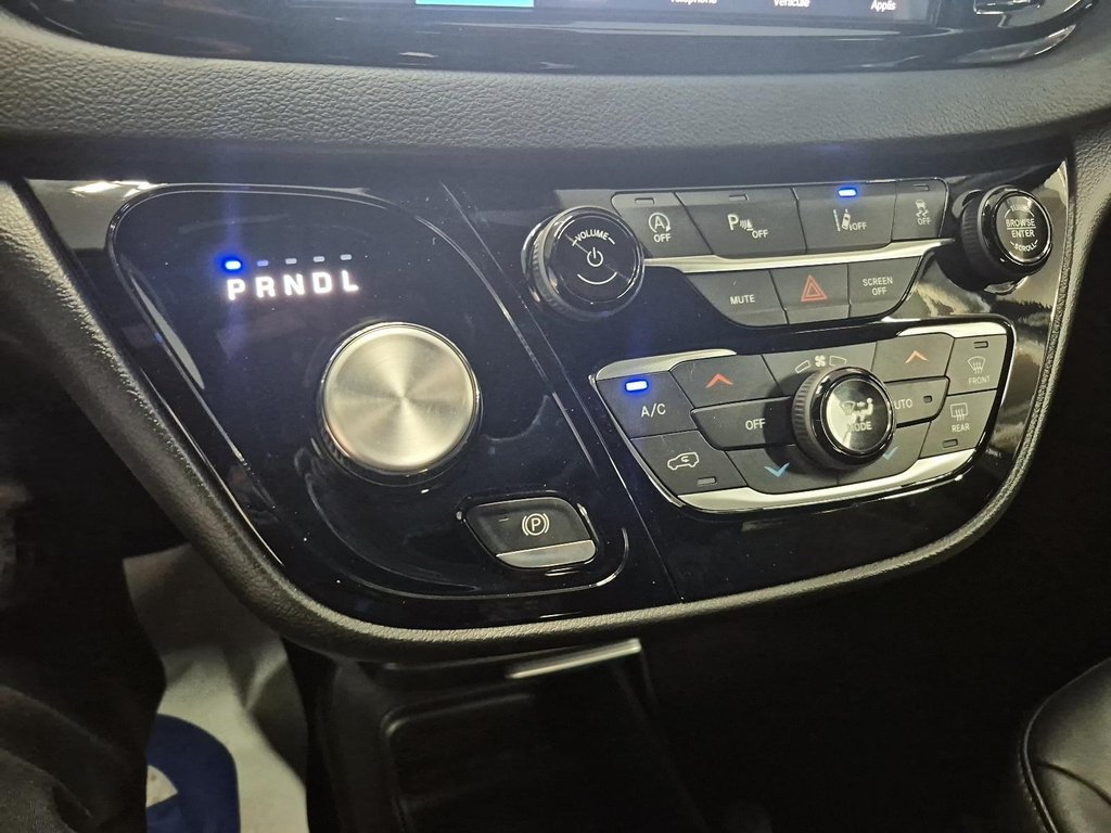 2025 Chrysler GRAND CARAVAN SXT in Sherbrooke, Quebec - 14 - w1024h768px