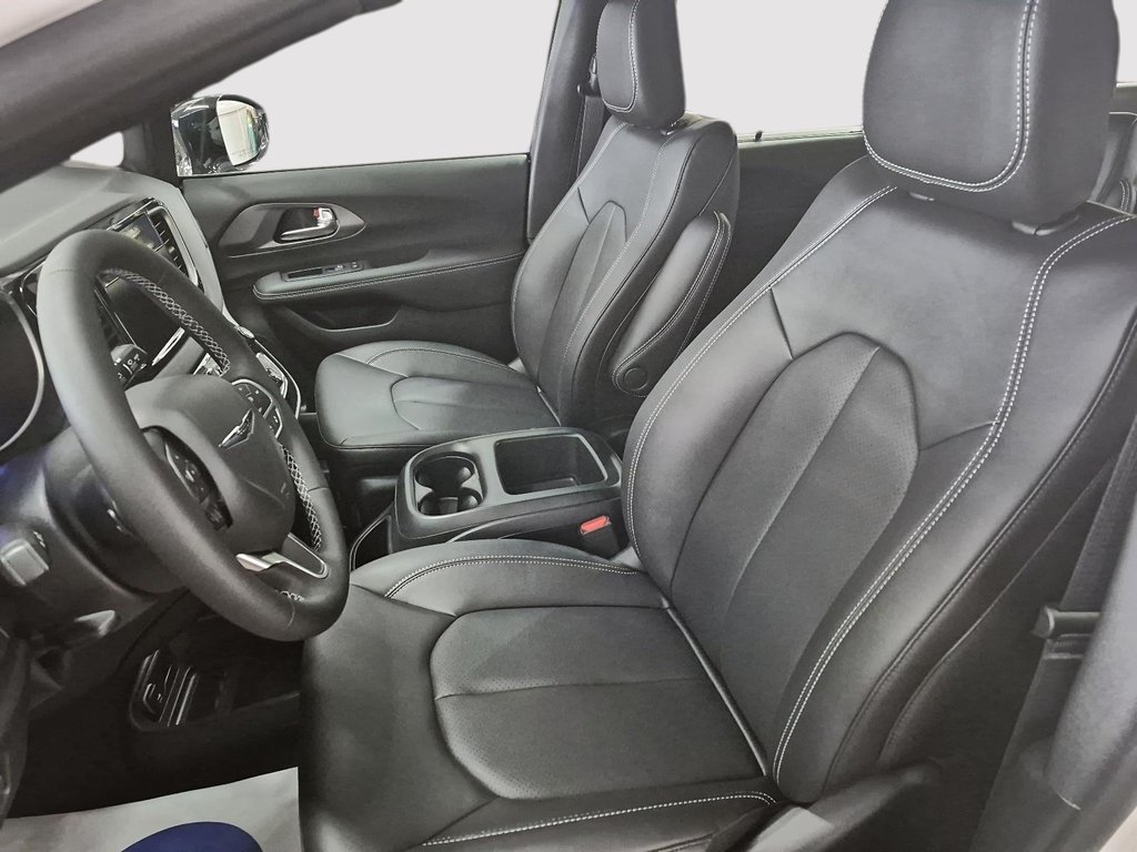 2025 Chrysler GRAND CARAVAN SXT in Sherbrooke, Quebec - 9 - w1024h768px