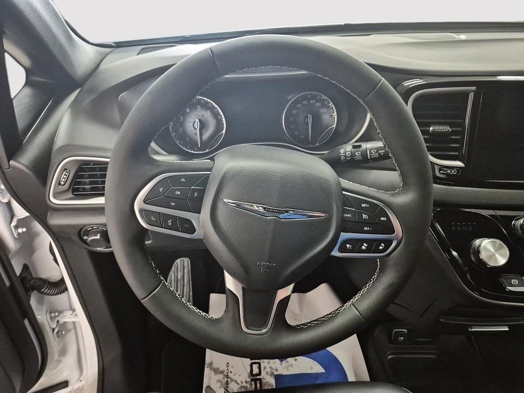 2025 Chrysler GRAND CARAVAN SXT in Sherbrooke, Quebec - 12 - w1024h768px