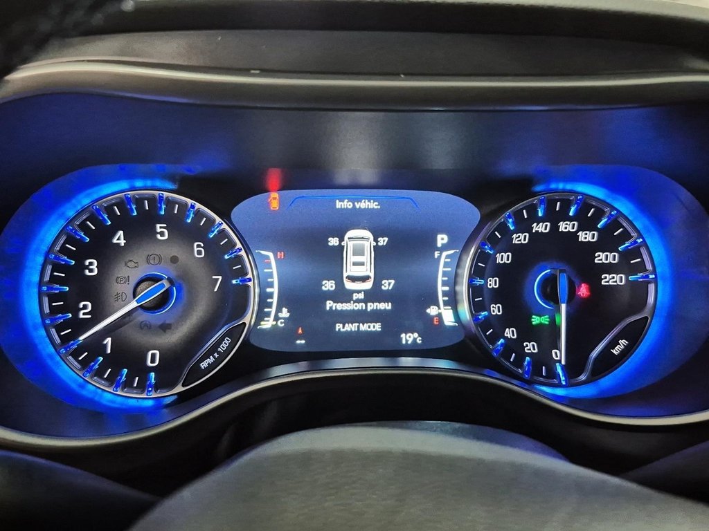 2025 Chrysler GRAND CARAVAN SXT in Sherbrooke, Quebec - 13 - w1024h768px