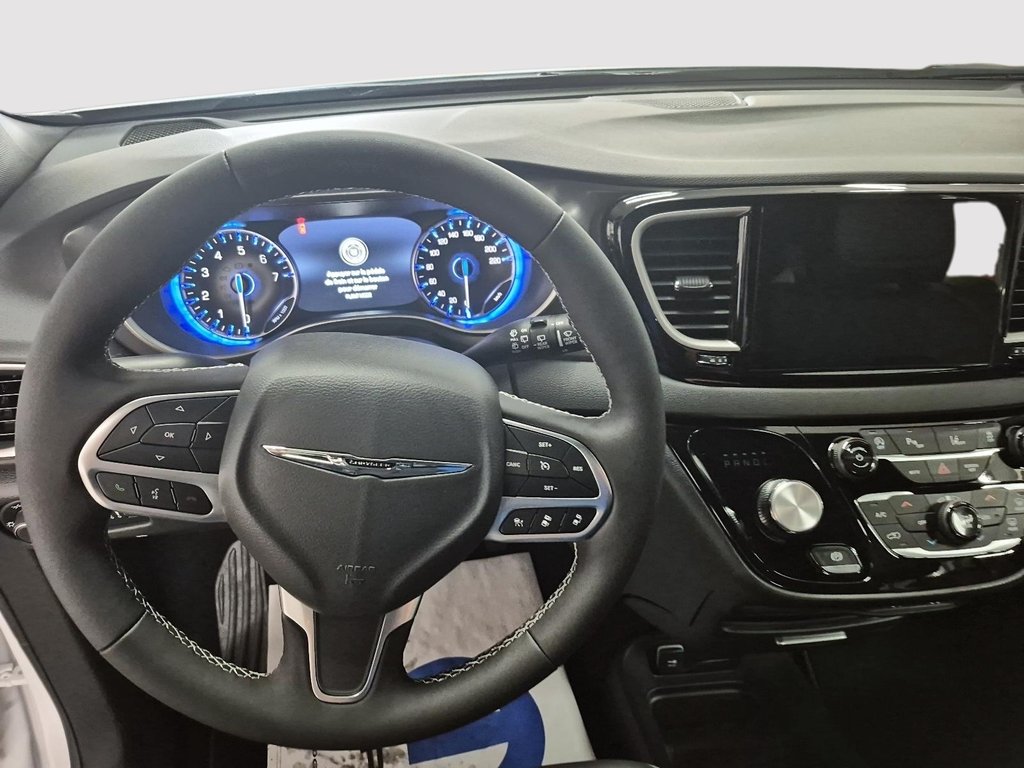 2025 Chrysler GRAND CARAVAN SXT in Sherbrooke, Quebec - 10 - w1024h768px