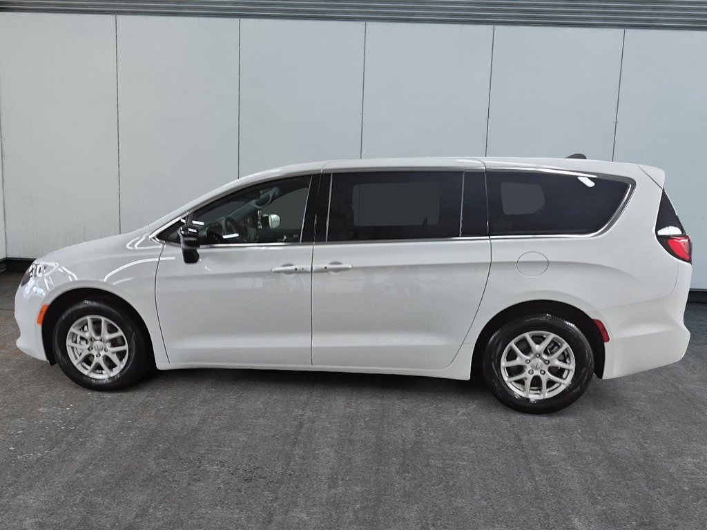 2025 Chrysler GRAND CARAVAN SXT in Sherbrooke, Quebec - 5 - w1024h768px
