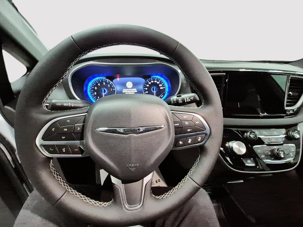 2026 Chrysler Grand Caravan SXT in St-Jean-Sur-Richelieu, Quebec - 10 - w1024h768px