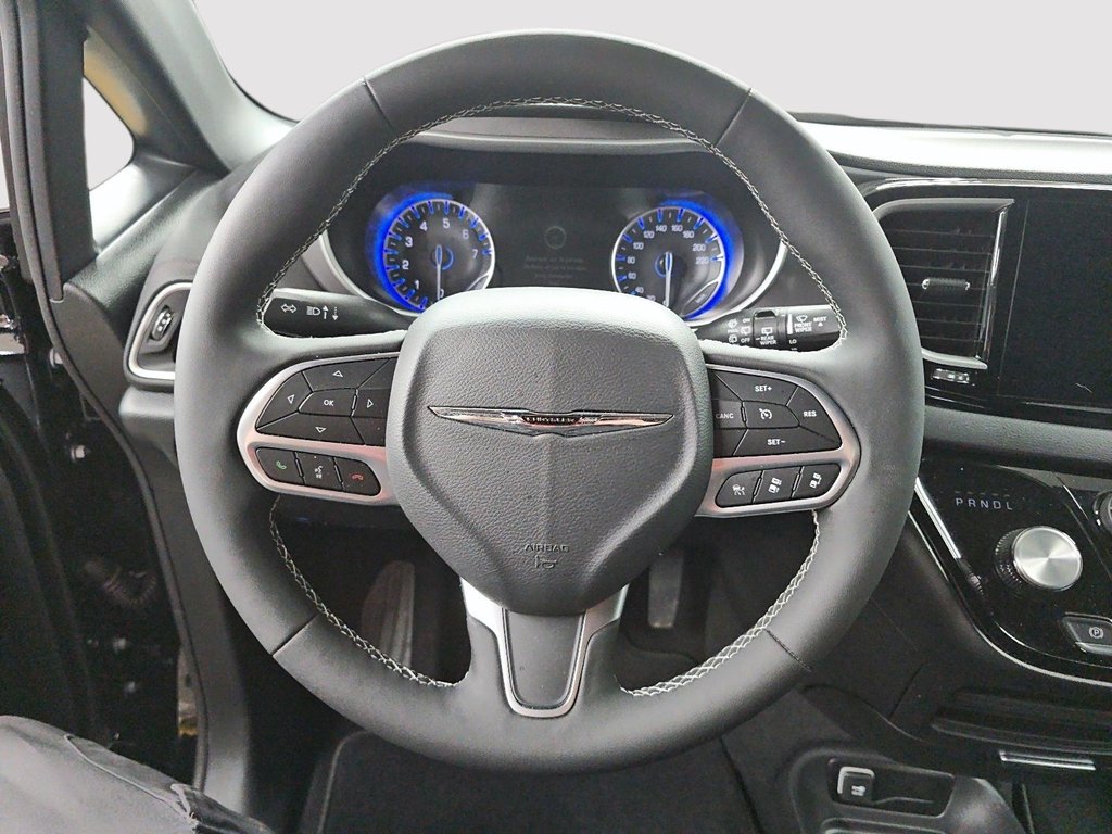 2026 Chrysler Grand Caravan SXT // STOW N GO // CARAVAN in Sherbrooke, Quebec - 12 - w1024h768px