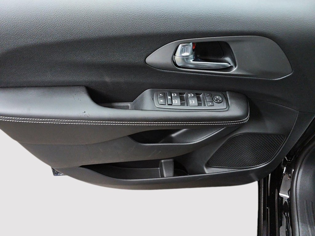 2027 Chrysler Grand Caravan SXT in Sherbrooke, Quebec - 11 - w1024h768px